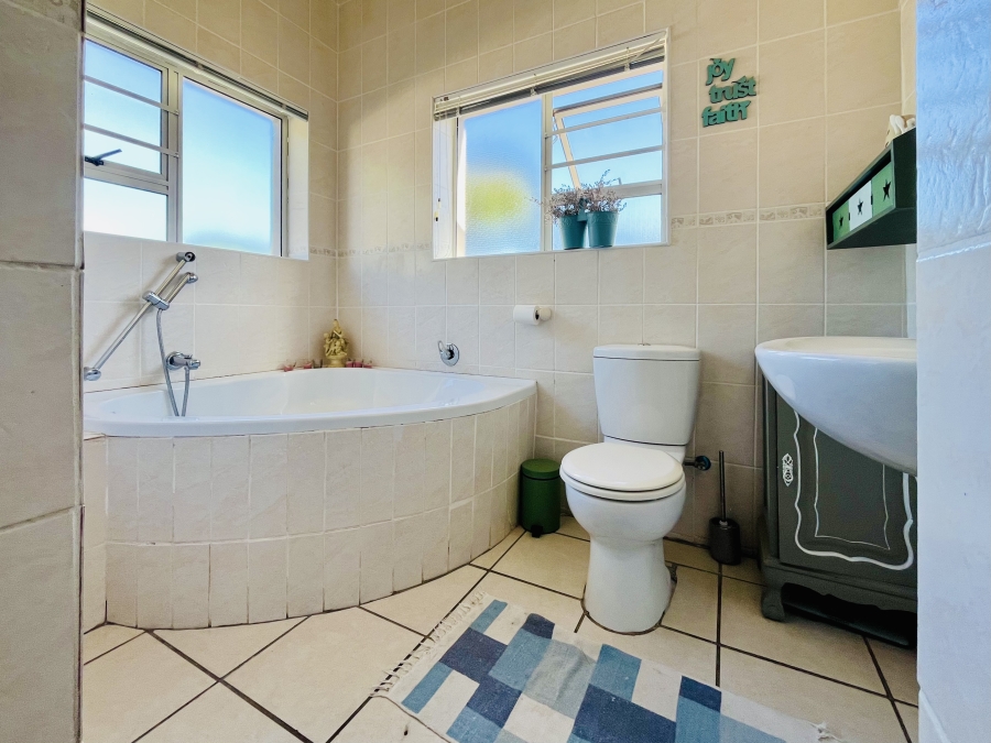 3 Bedroom Property for Sale in Sandbaai Western Cape